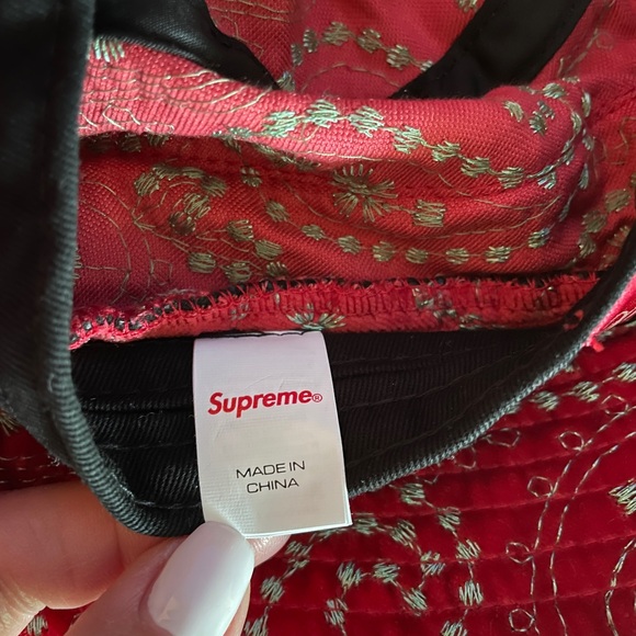 Authentic Supreme NWOT paisley boonie bucket hat red silver - Picture 6 of 8